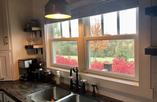 Dundee Cabin | The PearTree Cottage- enjoy the view in the hot tub! 10 minutes from Berlin