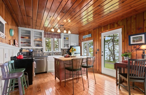 Bow Cottage | The Perfect Fall Getaway! Cozy water view cottage, near fun hikes & great dining