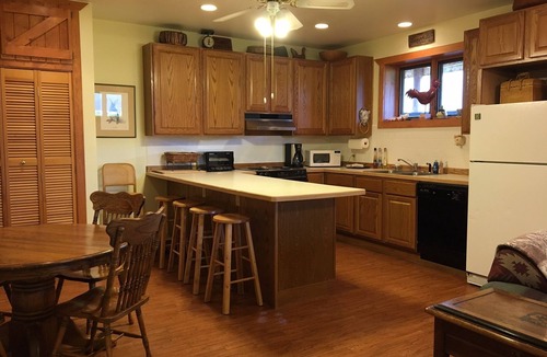 Livingston House | The Pleasant Pheasant ~ Single/Multi-Family Retreat - 20 Acres