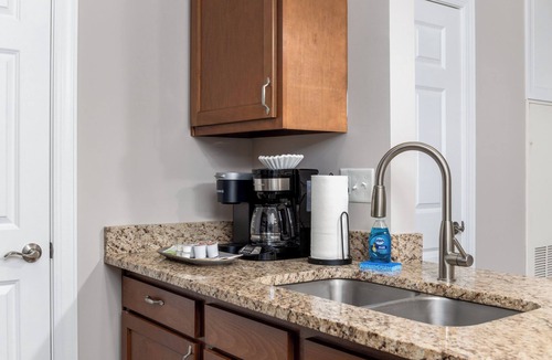 Westerville Apartment | The Pondview Penthouse | King Bed | Balcony | W/D
