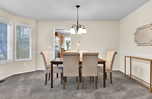 Eagle House | The Promenade - Spacious home/yard & walking path