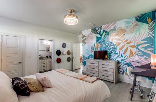 MLK House | The Q - Austin Family Vacation Home - Hot Tub, Sauna, Gym & Backyard