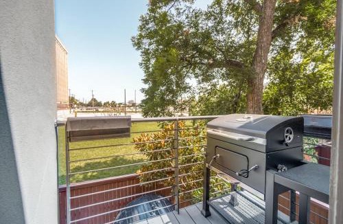 Old East Dallas House | The Q Dallas - Rooftop Sauna Gym Vacation Home Downtown