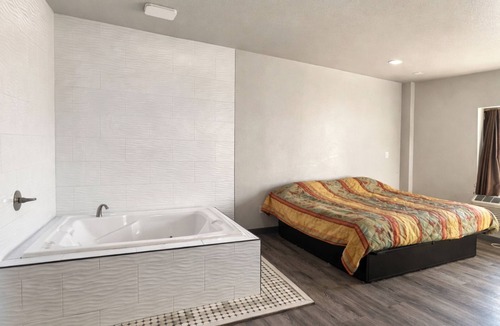 Detroit Hotel | The Queen B Motel, Detroit-Warren