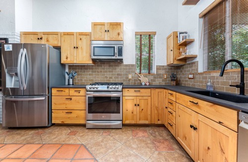 Central Rim House | The REAL BOISE RETREAT! AMAZING LOCATION & STELLAR Backyard. Bring your DOG! 2 mins to Downtown!