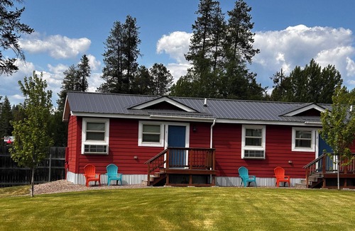 Coram Apartment | The Red Station by Glacier - Apartment #1 with AC and laundry