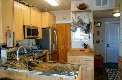 Kimball Junction Condo | The Retreat- Amazing Views and Location; Ski, Dine, shop and entertainment.