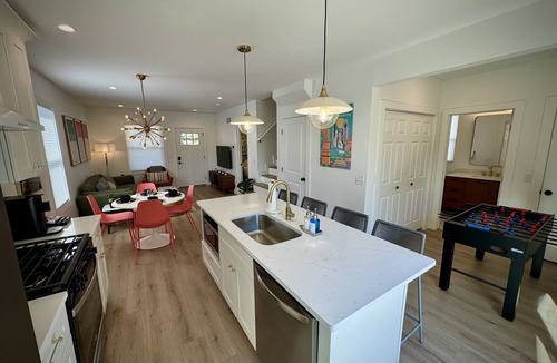 Roselawn Finance House | The Ridge Retreat - Walkable and HGTV designed!