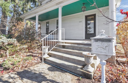 Mount Vernon House | The Riley HousenCharming and close to downtown, MVNU, and Kenyon College.