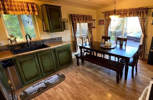 Ashford House | The River House: A quiet getaway with Stunning Mountain views.
