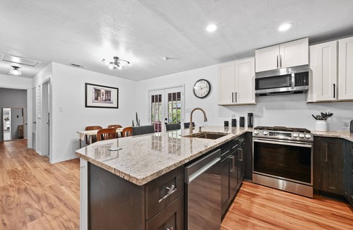 East Congress House | The Row on SoCo – Your Austin Basecamp