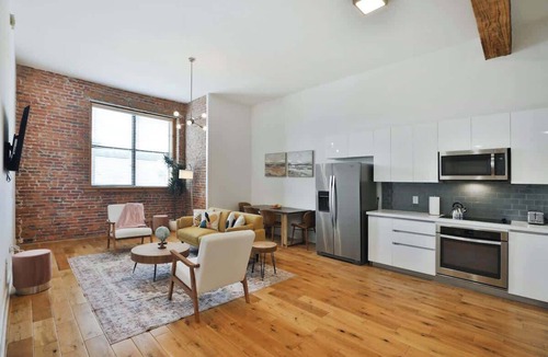 Downtown Columbus Apartment | The South Campus Suite