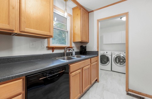 Greensboro House | The Southern Sanctuary: 4-bedroom home in Guilford Hills