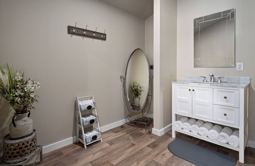 Staples Cabin | "The Suite" w/King Bed - By The San Marcos River