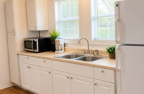 Victoria House | The Sun-Day House Sleeps 5 By Hospital & College