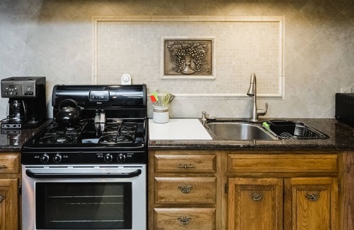 Hill County House | THE SUNRISE ROOM - Mountain Lakeview Lodge ~ Enjoy your stay!
