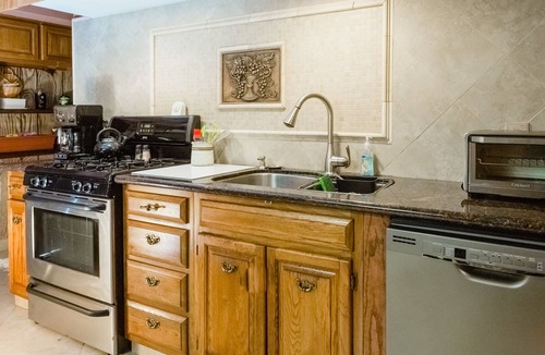 Hill County House | THE SUNRISE ROOM - Mountain Lakeview Lodge ~ Enjoy your stay!