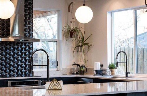 Boise House | The tall black house in Garden City