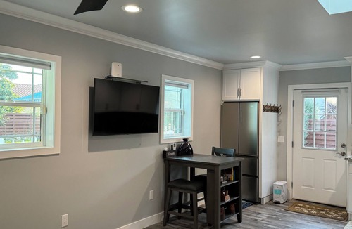 Rolling Hills Estates Cottage | The Tiny cottage in quite charming. Palos Verdes with AC, WiFi and washer/dryer