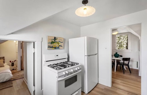 Palms Cottage | The Treehouse - Artist-Designed Retreat with Decks near Culver City