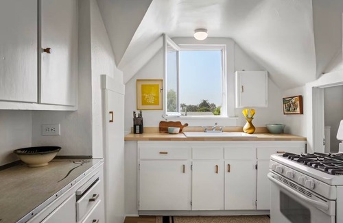 Palms Cottage | The Treehouse - Artist-Designed Retreat with Decks near Culver City