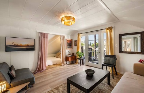 Palms Cottage | The Treehouse - Artist-Designed Retreat with Decks near Culver City