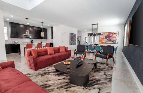 Florida Center House | The Trendy | Modern home on I-Drive w/designer decor, chic LR/DR, toy themed RM