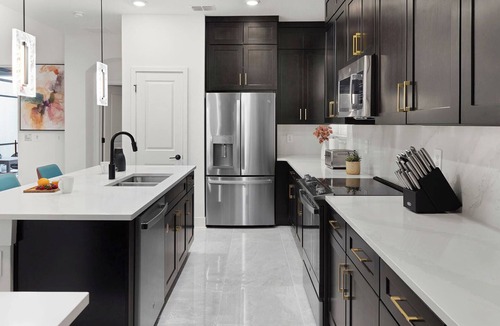 Florida Center House | The Trendy | Modern home on I-Drive w/designer decor, chic LR/DR, toy themed RM