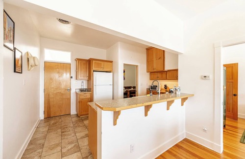 Sheridan Apartment | The Vaquero: King Bed + Downtown View Charm