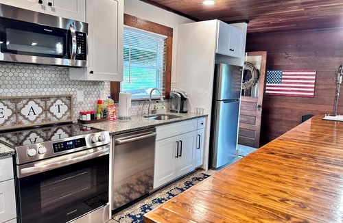 Stanly County Cabin | The Vineyard at Big Bear Creek Charming 3-bedroom cabin. Pet friendly. WIFI