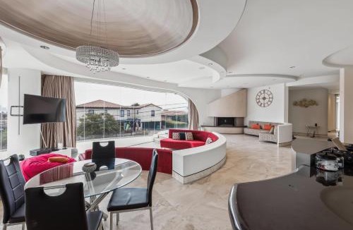 Roseville - Fleet Ridge House | The Wave House! Custom Gem with Panoramic Views, Fire Pit, BBQ, Pool Table