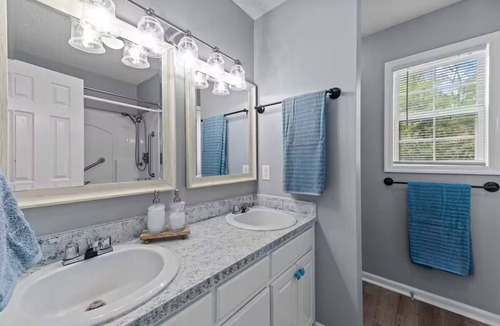 New Bern House | The Woodland -Luxury Retreat King Bed Pet Friendly