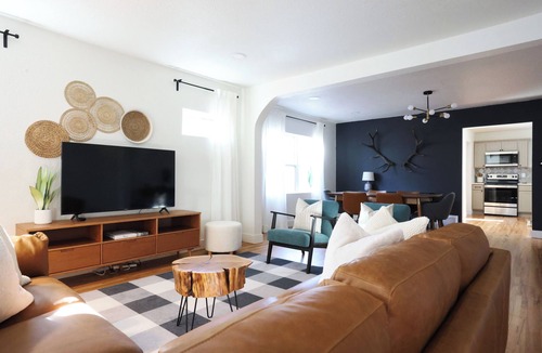 Cheyenne House | The1928 WEST Spacious 5 BR, Putting Green, Pool Table & Arcade Games