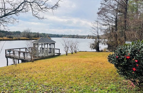 Georgetown House | This beautiful 3-bedroom 2-bathroom Riverfront home is a great place to unwind.
