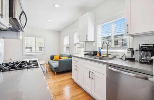 South Berkeley Apartment | This lovely 3BR apartment in Berkeley offers comfort and convenience