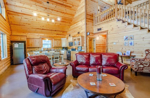 Broken Bow Cabin | This luxury cabin is located down a private drive in the prestigious Southern Hi