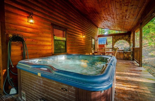 Broken Bow Cabin | This luxury cabin is located down a private drive in the prestigious Southern Hi