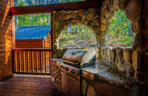 Broken Bow Cabin | This luxury cabin is located down a private drive in the prestigious Southern Hi