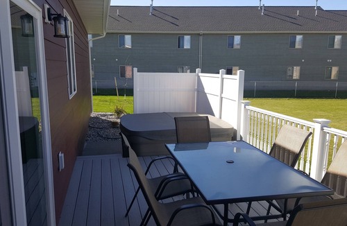 Bozeman Condo | THREE BEDROOM, 2.5 BATH, HOT TUB, GARAGE, W/D, WiFi, CENTRAL AC.