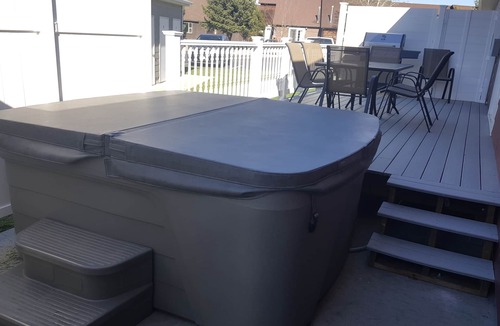 Bozeman Condo | THREE BEDROOM, 2.5 BATH, HOT TUB, GARAGE, W/D, WiFi, CENTRAL AC.