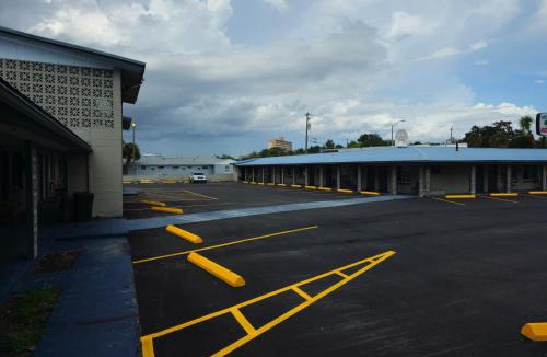 Titusville Hotel | Three Oaks Motel - Titusville