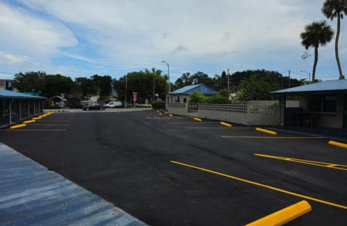 Titusville Hotel | Three Oaks Motel - Titusville