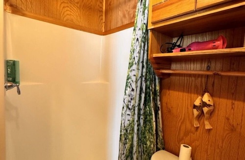 Chester Cabin | Tiny Cabin on the River (EV, Dog Friendly), Tiny Cabin on the River
