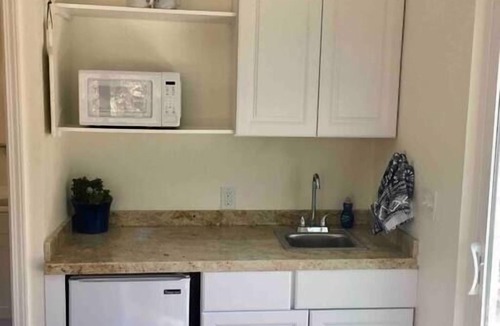 Squaw Valley House | Tiny Cottage for 2 near Kings Canyon National Park with EV Charging.