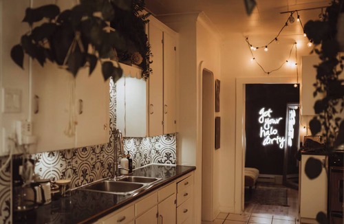 North End House | Tiny Downtown Jungle- 5 min drive to the lake