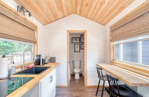 Hosford-Abernethy House | Tiny Farmhouse - Walk to Local Shops & Restaurants