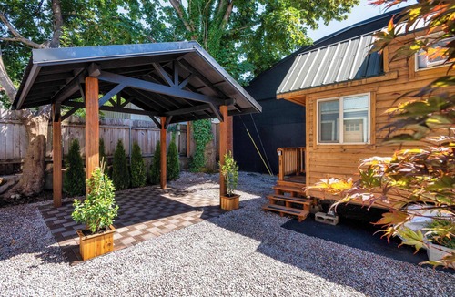Hosford-Abernethy House | Tiny Farmhouse - Walk to Local Shops & Restaurants