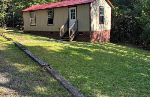 Casar Cabin | Tiny home near SOUTH MOUNTAIN STATE PARK. ONE MILE FROM BROAD RIVER