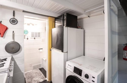 Lapeer House | ❤️Tiny house THOW in woods -odorless compost toilet NEW-hot tub