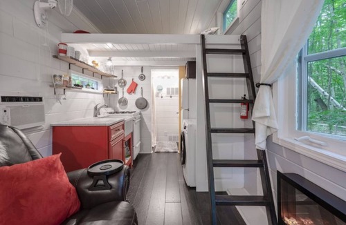 Lapeer House | ❤️Tiny house THOW in woods -odorless compost toilet NEW-hot tub